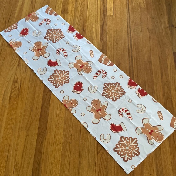 One Christmas White Gingerbread Snowflake Polyester Valance 54 x 18 New - Picture 1 of 9